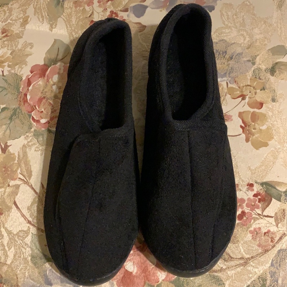 New Women’s Git-Up Slippers size 11